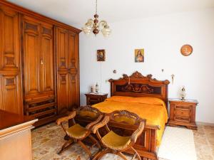 a bedroom with a bed and two chairs at Casa Anni '70 in Burgos +25 photos