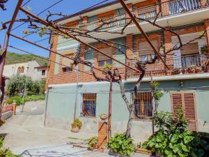 a building with a blue facade with plants at Casa Anni '70 in Burgos