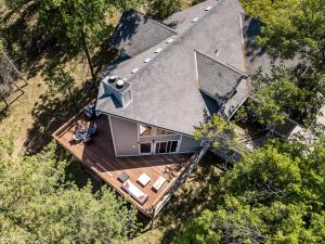 une vue sur le toit d'une maison dans l'établissement Miner's Claim - Home with 2 Decks & Pool, à Groveland