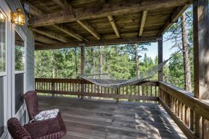- un hamac sur la terrasse couverte d'une cabine dans l'établissement Miner's Claim - Home with 2 Decks & Pool, à Groveland