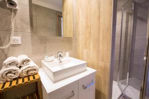 Koupelna v ubytování Auberge Lustincone + 48 fotografií