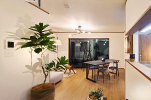 cocina y comedor con mesa y planta en Maigre atelier, en Ito 20 fotos más