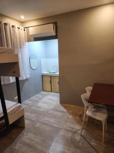Kuchyň nebo kuchyňský kout v ubytování YES Guesthouse + 37 fotografií