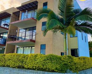 un palmier devant un bâtiment dans l'établissement Apartamento vacacional en el corazón del Eje Cafetero La Tebaida, Quindío, à La Tebaida