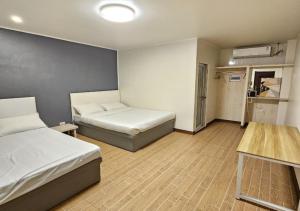 een kleine kamer met 2 bedden en een tafel bij The Nice rssort in General Trias