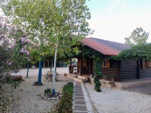 una baita di tronchi con un sentiero di fronte ad essa di villa pereza 2 a Casas de Roldán