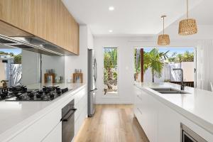 Kuchyň nebo kuchyňský kout v ubytování Coastal Home in Mooloolaba