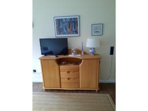 a living room with a tv on a wooden cabinet at Liefke in Haus Seehund in Wittdün