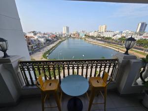 Výhled na řeku, která protéká v blízkosti hotelu