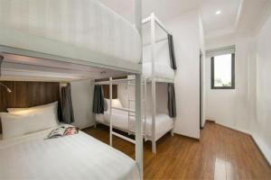 Letto o letti in una camera di Hanoi Eastern Gate Hostel & Spa