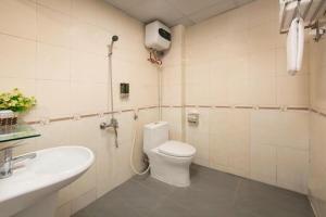 un bagno con un water e un lavandino di Hanoi Eastern Gate Hostel & Spa a Hanoi