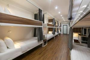 Postel nebo postele na pokoji v ubytování Hanoi Eastern Gate Hostel & Spa + 26 fotografií