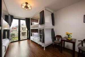 Letto o letti in una camera di Hanoi Eastern Gate Hostel & Spa