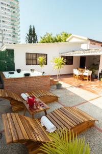 a patio with wooden benches and a barbecuebecue at Casa Mishka Hotel Boutique Habitación #104 Nuevo Cartagena in Cartagena de Indias