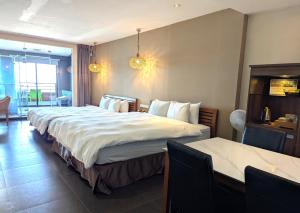 Rúm í herbergi á Jing Guan Hotel