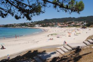 a group of people on a beach with the ocean at Hotel Riveiro II in Sanxenxo +17 photos