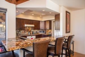une cuisine avec un grand îlot avec des chaises de bar dans l'établissement Private-Red Rock Views -Fire Pit-Hot Tub-Location, à Sedona
