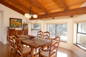 une salle à manger avec une table et des chaises en bois dans l'établissement Private-Red Rock Views -Fire Pit-Hot Tub-Location, à Sedona
