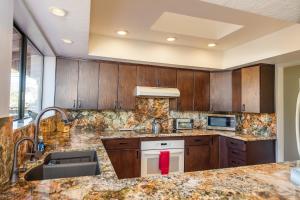 une cuisine avec des armoires en bois et un évier dans l'établissement Private-Red Rock Views -Fire Pit-Hot Tub-Location, à Sedona 33 autres photos