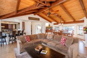 un salon avec un canapé marron et une table dans l'établissement Private-Red Rock Views -Fire Pit-Hot Tub-Location, à Sedona