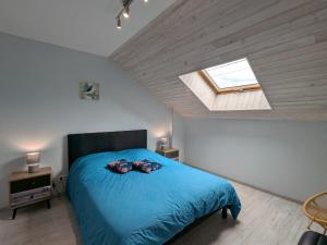 Giường trong phòng chung tại Gîte lumineux pour 2 personnes dans les Hautes-Vosges - FR-1-589-811