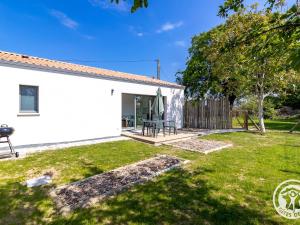 - une vue sur l'arrière-cour d'une maison blanche dans l'établissement Gîte moderne avec jardin clos et animaux admis près de Nantes et Angers - FR-1-622-108, à Saint-Christophe-la-Couperie