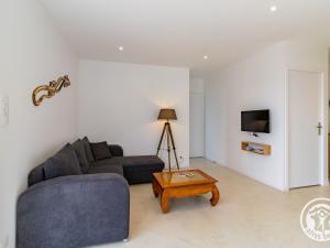 un salon avec un canapé et une table dans l'établissement Gîte moderne avec jardin clos et animaux admis près de Nantes et Angers - FR-1-622-108, à Saint-Christophe-la-Couperie