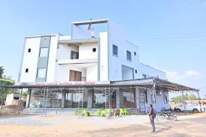 un homme debout devant un bâtiment dans l'établissement Hotel Rudraksha Restaurant And Resort, à Khātu 15 autres photos