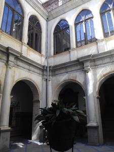 a building with a potted plant in the courtyard at Hotel Ordóñez Sandoval in Úbeda