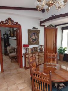 Un comedor con mesa y sillas de madera. en Casa Rural en San Carlos del Valle- Doña Gumersinda, en San Carlos del Valle