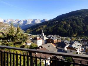une vue d'une ville avec des montagnes en arrière-plan dans l'établissement Charmant 4 pièces + mezzanine pour 8 personnes au Grand-Bornand - FR-1-458-220, au Grand-Bornand