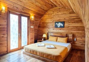 Voodi või voodid majutusasutuse Catba Backpackers - Sea Vibe Pool Bar & Bungalow toas