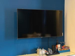 TV a/nebo společenská místnost v ubytování Jaya Suites Hotel