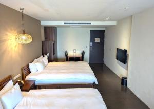 Rúm í herbergi á Jing Guan Hotel