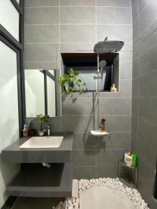 Phòng tắm tại Cozy Haven - Sunflower Room - Pebble-Floor Bath