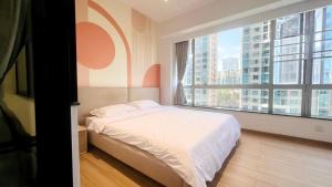 Postel nebo postele na pokoji v ubytování Shenzhen Duowei Luxury Apartment Chegongmiao Branch