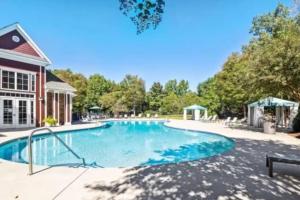 Bazén v ubytování Upscale King 1BR Suite Mins to Downtown Raleigh nebo v jeho okolí