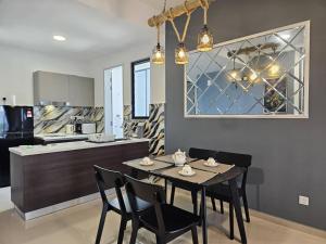Kuchyň nebo kuchyňský kout v ubytování NEW 3R2B FamilyHome Puchong 6-8 pax