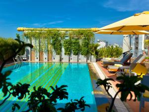 Bazén v ubytování Jaya Suites Hotel nebo v jeho okolí