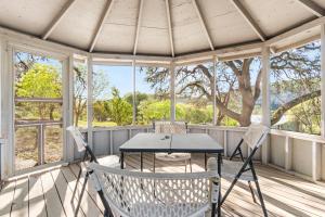 MedinaHidden Maples Hideaway的带桌椅的封闭式门廊