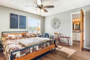 MedinaHidden Maples Hideaway的一间卧室，里面有一张床和一个吊扇