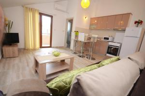 een woonkamer met een bank en een tafel bij Apartmani Mizdrak in Kotor