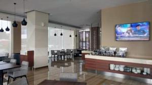 TV a/nebo společenská místnost v ubytování Wing Hotel Kualanamu Airport