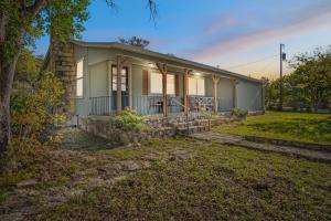 MedinaHidden Maples Hideaway的庭院中带门廊的小房子