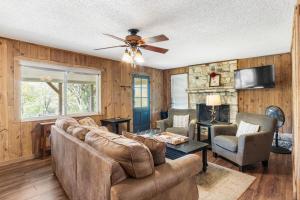 MedinaHidden Maples Hideaway的带沙发、椅子和壁炉的客厅