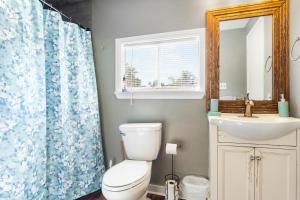 MedinaHidden Maples Hideaway的浴室里有马桶、洗手池和镜子。 更多28张照片