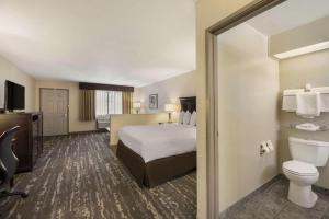 une chambre d'hôtel avec un lit et des toilettes dans l'établissement Best Western Frontier Motel, à Lone Pine 137 autres photos