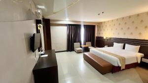 een hotelkamer met een bed en een bank bij Grand Antares Hotel in Polonia Airport +224 foto's