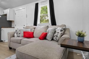 Χώρος καθιστικού στο The Duke- Decatur Family Tiny Home