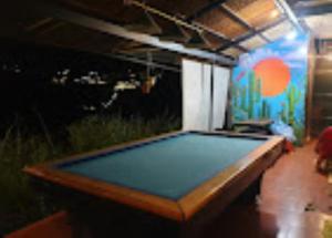 ダラットにあるMái Lá Homestay & Herbal Spaの- 青い大型卓球台